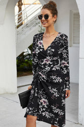Langärmliges Kleid mit V-Ausschnitt und Kordelzug